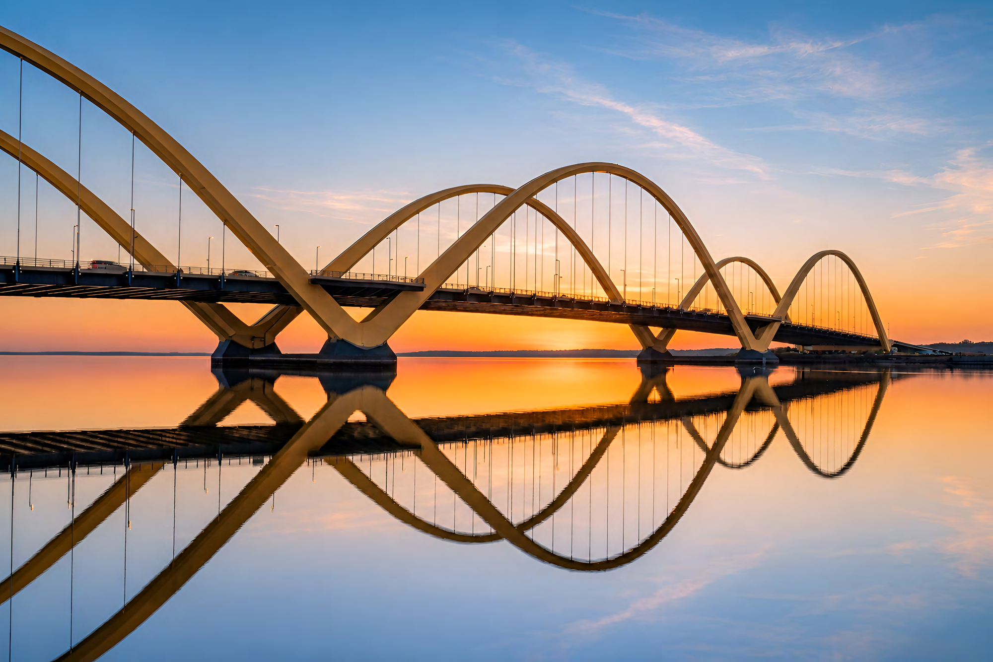 Puente al atardecer · Creative & Original